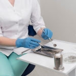 Как выбрать вспомогательный стол стоматолога
